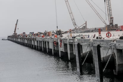 Trabajadores construyen el megapuerto de Chancay (Perú), en marzo de 2024.