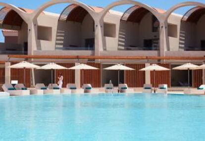Piscina del hotel Domes Noruz Chania, en Creta.