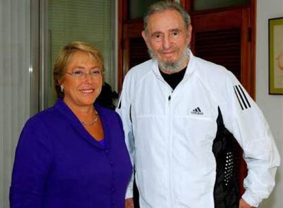 Imagen del encuentro entre Bachelet y Castro facilitada por la Presidencia chilena.