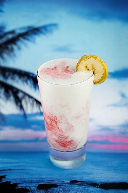 Las cerca de mil islas que forman la Polinesia son la inspiración de la conocida como coctelería tiki. Más que como una tendencia del sector al uso, el tiki es todo un movimiento estético de inspiración kitsch surgido en los años treinta, en el que cócteles elaborados sobre todo a base de ron se sirven en vasos en forma de tótem decorados con sombrillas, bengalas y todo tipo de fruta. </p> <p><em>Ingredientes.</em> 30 mililitros de ron blanco Barceló, 30 mililitros de Malibú, 100 gramos de fresas, 1 plátano, 60 mililitros de zumo de piña natural, 60 mililitros de leche de coco (espesa, tipo crema), una rodaja de plátano o una fresa para decorar. </p> <p><em>Preparación.</em> 1. Congelar previamente las fresas y el plátano pelado y troceado. 2. Poner el ron, el Malibú y las fresas congeladas en un robot o batidora americana. 3. Procesar hasta que los elementos estén bien mezclados y el hielo se haya integrado totalmente, y verter en un vaso alto. 4. Lavar la batidora y añadir el zumo de piña, la crema de coco y el plátano congelado. 5. Procesar y verter encima de la preparación anterior para que, al mezclarse, se cree el efecto visual. 6. Decorar con una fresa o una rodaja de plátano.