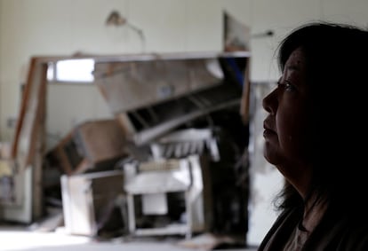 La directora del colegio de primaria de Ukedo, Chieko Oyama, visita la escuela dañada por el tsunami del 11 de marzo de 2011 que afectó a la central nuclear de Fukushima en la ciudad de Namie (Japón).