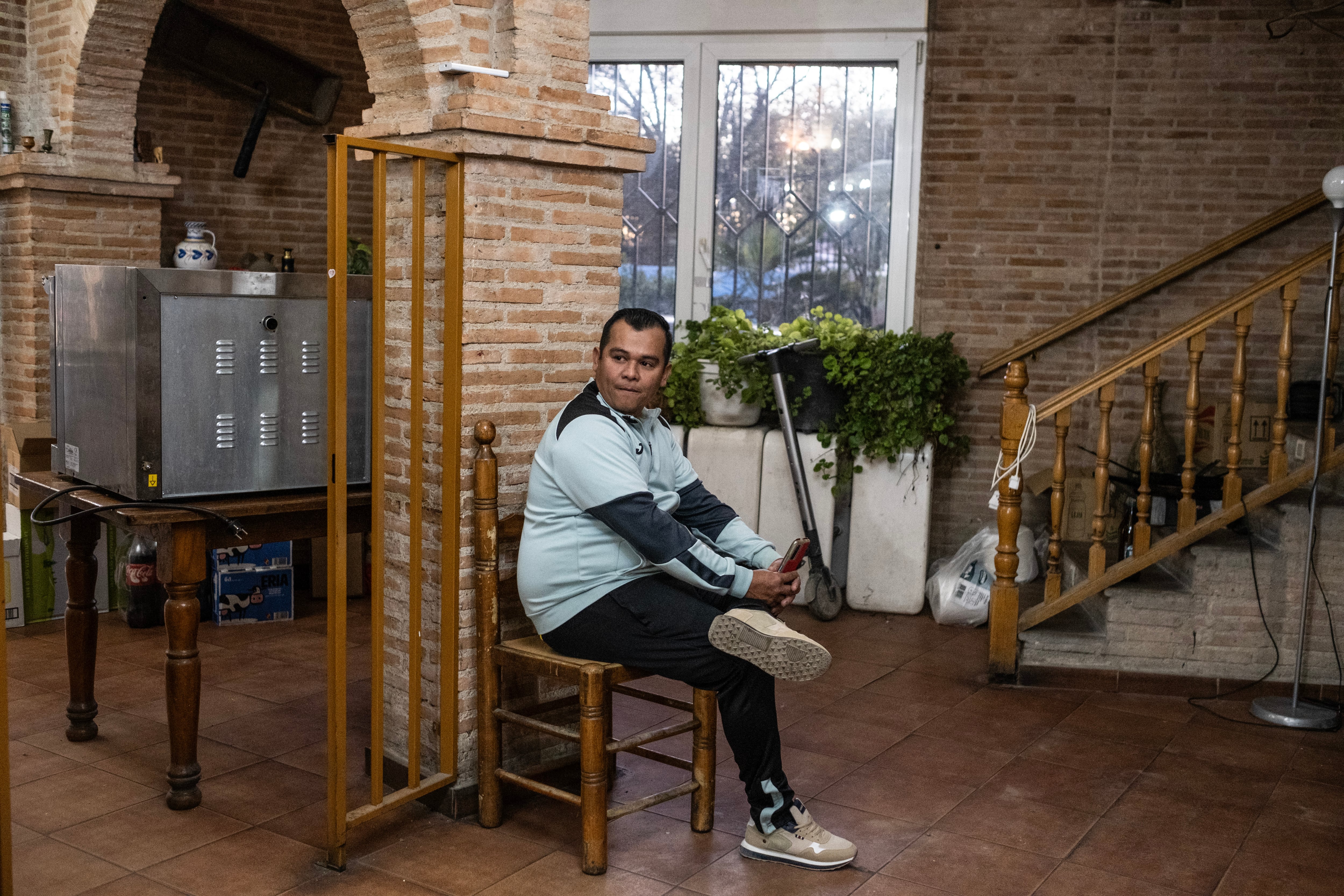 
José Villamizar, vigilando el bar desde la zona de huéspedes de Casa Mariano.
