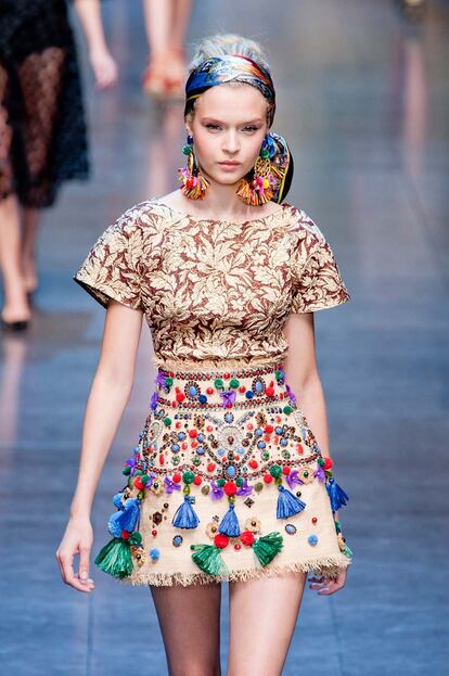 Los adornos a base de piedras, borlas y flecos son los protagonistas de esta colección de Dolce&Gabbana.