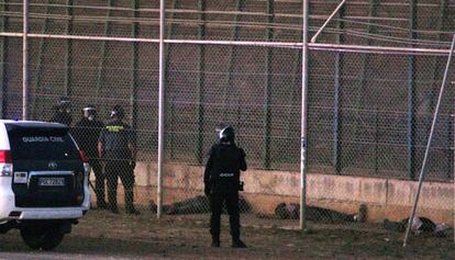 Tres inmigrantes heridos quedaron tendidos entre las dos vallas de Melilla. Posteriormente fueron trasladados por ambulancias de Cruz Roja.