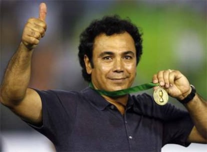Hugo Sánchez muestra la medalla de bronce conseguida por México en la pasada Copa América