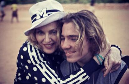 Madonna junto a su hijo, Rocco.