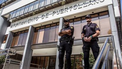 Policías custodian el Ayuntamiento de Puertollano durante el registro.