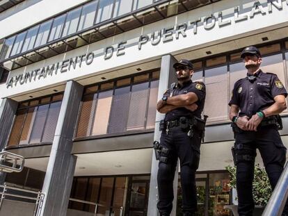 Policías custodian el Ayuntamiento de Puertollano durante el registro.