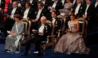 La reina Silvia de Suecia junto al rey Carlos XVI Gustavo de Suecia y la princesa Victoria de Suecia en la ceremonia de entrega de los Premios Nobel celebrada en Estocolmo.