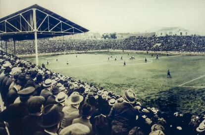 Les fotos acolorides induïen a creure que tenia gespa, que no arribà fins el 1926.