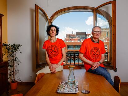 Jordina y Ernest, inquilinos de la calle de Marina de Barcelona, en el salón de su piso.