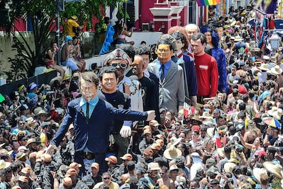 Bonecos gigantes homenageiam políticos como Jair Bolsonaro e Sergio Moro no Carnaval de Olinda, em Pernambuco.