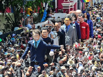 Bonecos gigantes homenageiam políticos como Jair Bolsonaro e Sergio Moro no Carnaval de Olinda, em Pernambuco.