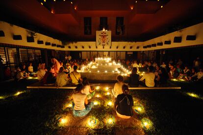 Meditación colectiva el 30 de diciembre de 2017 en Auroville (India).