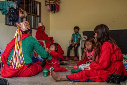 Indígenas del pueblo Embera desplazados en Ituango hacen fila por ayuda humanitaria en un albergue de la población.