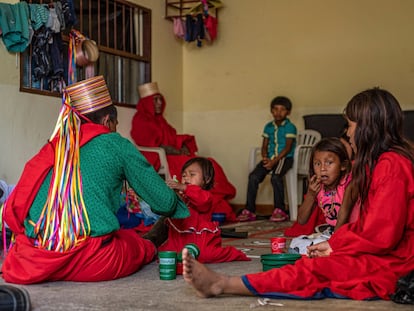 Indígenas del pueblo Embera desplazados en Ituango hacen fila por ayuda humanitaria en un albergue de la población.