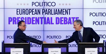 De izquierda a derecha, Gianni Pittella y Antonio Tajani, ayer antes de empezar un debate.