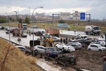 Coches en el barrizal en el que se han convertido las carreteras próximas a Toledo (al fondo). Los fuertes aguaceros que este miércoles han caído sobre buena parte del centro y el este de la Península han provocado inundaciones en varios puntos, sobre todo de las provincias de Tarragona, Castellón y Toledo, en viviendas o en carreteras