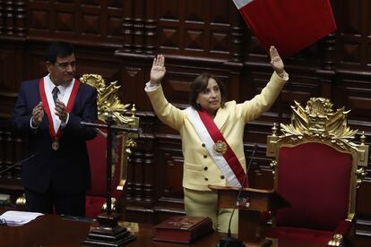 Dina Boluarte saluda tras ser juramentada como nueva presidenta de Perú, este miércoles, en el Congreso.
