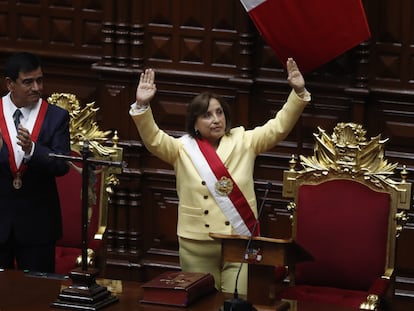 Dina Boluarte saluda tras ser juramentada como nueva presidenta de Perú, este miércoles, en el Congreso.