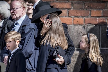 La princesa Mary consuela a su hija Isabel, acompañada de Vincente y Josefina.