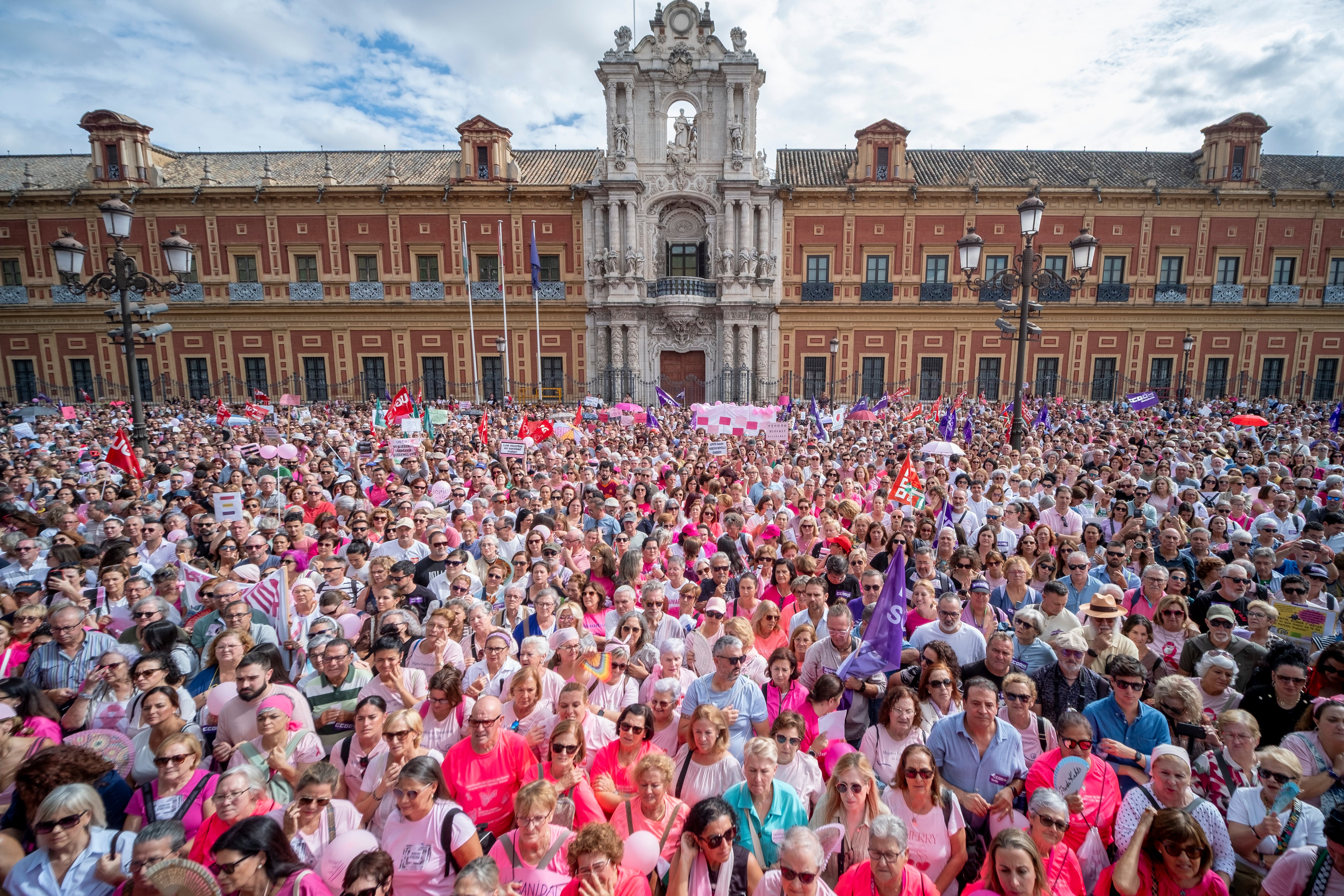Concentración en San Telmo por los fallos en el cribado del cáncer de mama en Sevilla.