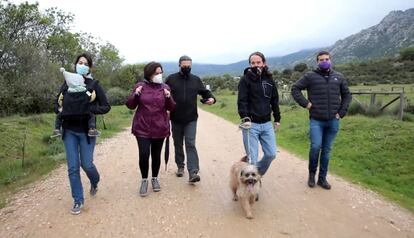 Pablo Iglesias (segundo por la derecha), candidato de Unidas Podemos, en la jornada de reflexión paseando por la sierra de Madrid.