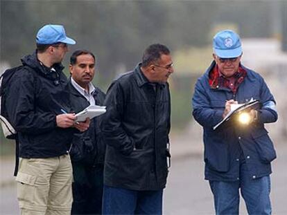 Inspectores de la ONU hablan con funcionarios iraquíes en una fábrica cercana a Bagdad.