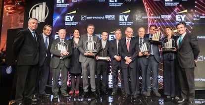 De izquierda a derecha, el ganador del premio Emprendedor del Año de EY 2017, Ignacio Rivera, consejero delegado de Hijos de Rivera (tercero por la derecha) junto con (izquierda a derecha), José Luis Perelli, presidente de EY en España; Juan Roure, profesor de IESE Business School; José María Pérez, Peridis (premio Emprendedor Social); Cecilia Boned, presidenta de BNP Paribas en España; Juan Miguel Martínez, director general de Galletas Gullón (premio a la Trayectoria de la Empresa Familiar); José Elías, consejero delegado de Audax Energía (premio al Emprendedor Emergente); Juan Ignacio Zoido, ministro de Interior; Cristóbal Montoro, ministro de Hacienda y Función Pública; Enrique Silla, CEO de Jeanologia (premio a la Innovación); Carmen Martínez, presidenta de Grupo Faustino (premio a la Internacionalización) y Federico Linares, consejero delegado de EY en España.