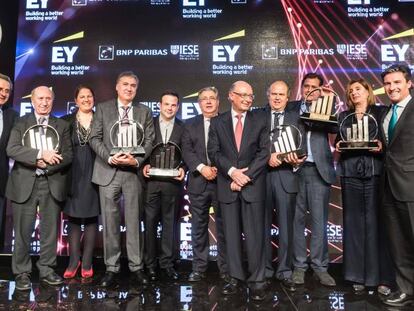 De izquierda a derecha, el ganador del premio Emprendedor del Año de EY 2017, Ignacio Rivera, consejero delegado de Hijos de Rivera (tercero por la derecha) junto con (izquierda a derecha), José Luis Perelli, presidente de EY en España; Juan Roure, profesor de IESE Business School; José María Pérez, Peridis (premio Emprendedor Social); Cecilia Boned, presidenta de BNP Paribas en España; Juan Miguel Martínez, director general de Galletas Gullón (premio a la Trayectoria de la Empresa Familiar); José Elías, consejero delegado de Audax Energía (premio al Emprendedor Emergente); Juan Ignacio Zoido, ministro de Interior; Cristóbal Montoro, ministro de Hacienda y Función Pública; Enrique Silla, CEO de Jeanologia (premio a la Innovación); Carmen Martínez, presidenta de Grupo Faustino (premio a la Internacionalización) y Federico Linares, consejero delegado de EY en España.