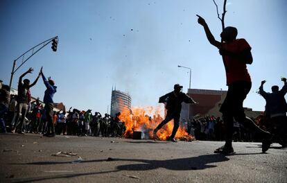 Los partidarios del opositor Movimiento por el Cambio Democrático (MDC) de Nelson Chamisa bloquean una calle en Harare