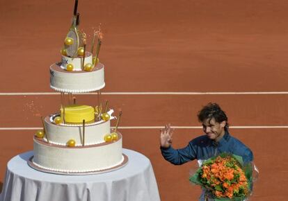 Spain&#039;s Rafael Nadal poses with a cake to mark his 27th birthday after winning his French tennis Open round-of-16 match against Kei Nishikori.   