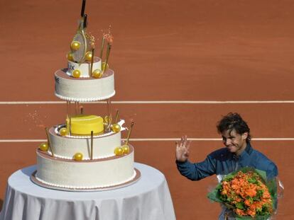 Spain&#039;s Rafael Nadal poses with a cake to mark his 27th birthday after winning his French tennis Open round-of-16 match against Kei Nishikori.   