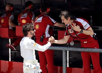 Fernando Alonso saluda a miembros de la escudería Ferrari en Sepang