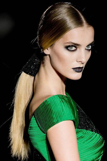 Cuando YSL propuso el black lipstick allá por 2008, muchos creían que se trataba de una aventurada propuesta no apta para todos los públicos. Si celebrities como Jessie J o las Olsen no han tenido reparos en llevarlo, Hannibal Laguna también recoge esta tendencia gótica para el próximo invierno. El kohl también gana peso y delimita la mirada, para destacar sobre rostros blanquecinos.