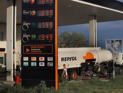 El monolito de una gasolinera anuncia los precios del combustibles, la semana pasada en Terrassa (Barcelona).