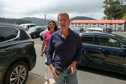 El líder del Partido Popular, Alberto Núñez Feijóo, el viernes al llegar a un restaurante en Cedeira (A Coruña).