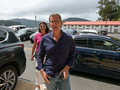 El líder del Partido Popular, Alberto Núñez Feijóo, el viernes al llegar a un restaurante en Cedeira (A Coruña).