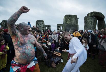 Druidas, paganos y juerguistas se reúnen en el centro de Stonehenge para celebrar el solsticio de invierno, en Wiltshire (Inglaterra).