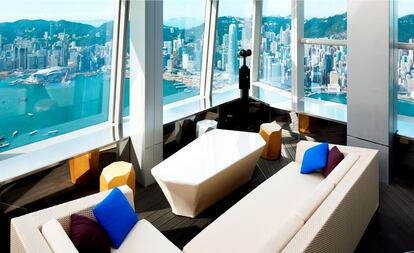 El bar Ozone se encuentro en una planta 118, en lo más alto del hotel Ritz Carlton de Hong Kong, y desde sus ventanales y la terraza exterior se puede admirar la bahía y el puerto de Victoria y los rascacielos de la ciudad. No hay que pagar entrada (menos en fechas concretas con eventos especiales), y el cóctel, que cuesta unos 22 euros, se puede acompañar con tapas y platos japoneses. Según el día, abre entre las 15.00 y 17.00 y cierra entre la 1.00 y las 3.00. Y los domingos hay 'brunch' a partir de las 12.00. Están vetados las chanclas tipo playera y las camisetas sin manga para los hombres.