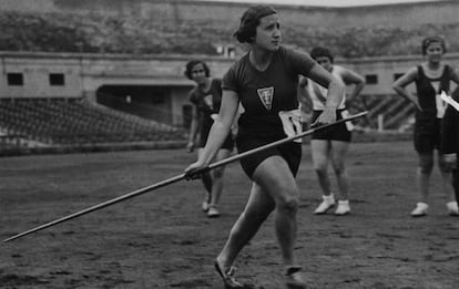 Ana María Martínez Sagi en un campeonato de lanzamiento de jabalina.