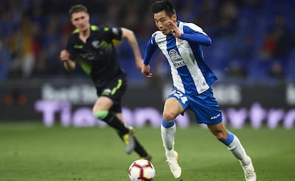 Wu Lei controla el balón en el Espanyol-Huesca. 
