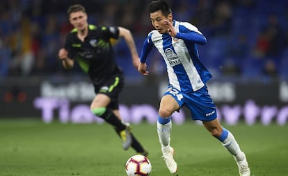 Wu Lei controla el balón en el Espanyol-Huesca.