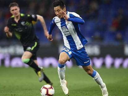 Wu Lei controla el balón en el Espanyol-Huesca. 
