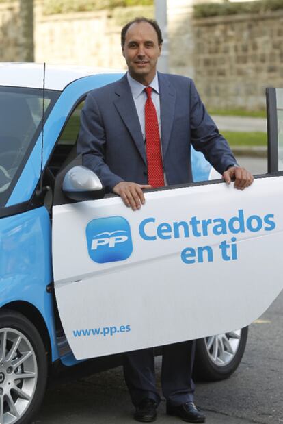 Ignacio Diego, junto a la sede del PP en Santander.