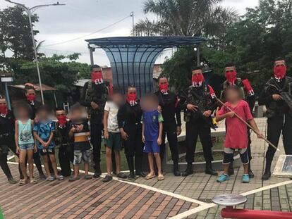 Integrantes del ELN y menores de edad posan para una foto en el casco urbano de Versalles, Tibú, Norte de Santander.