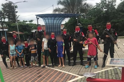 Integrantes del ELN y menores de edad posan para una foto en el casco urbano de Versalles, Tibú, Norte de Santander.