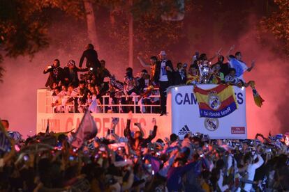 El autob&uacute;s descapotable que ha trasladado a los jugadores del Real Madrid desde el estadio Santiago Bernab&eacute;u, llega  la plaza de la Cibeles. 