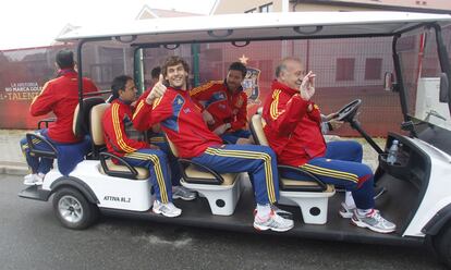 El seleccionador, Vicente del Bosque, junto a Llorente, Xabi Alonso y otros integrantes de la expedición española (8/6/2012).