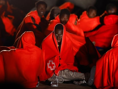 Un grupo de migrantes atendido por la Cruz Roja este domingo a su llegada a la playa de Castillo del Romeral en Gran Canaria.